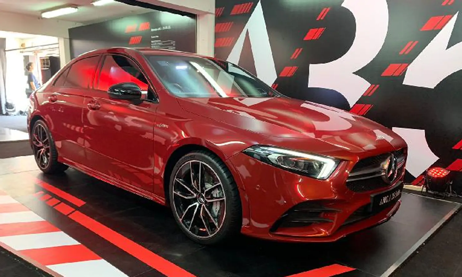 Mercedes-Benz Luncurkan Dua Mobil Premium Rakitan Dalam Negeri